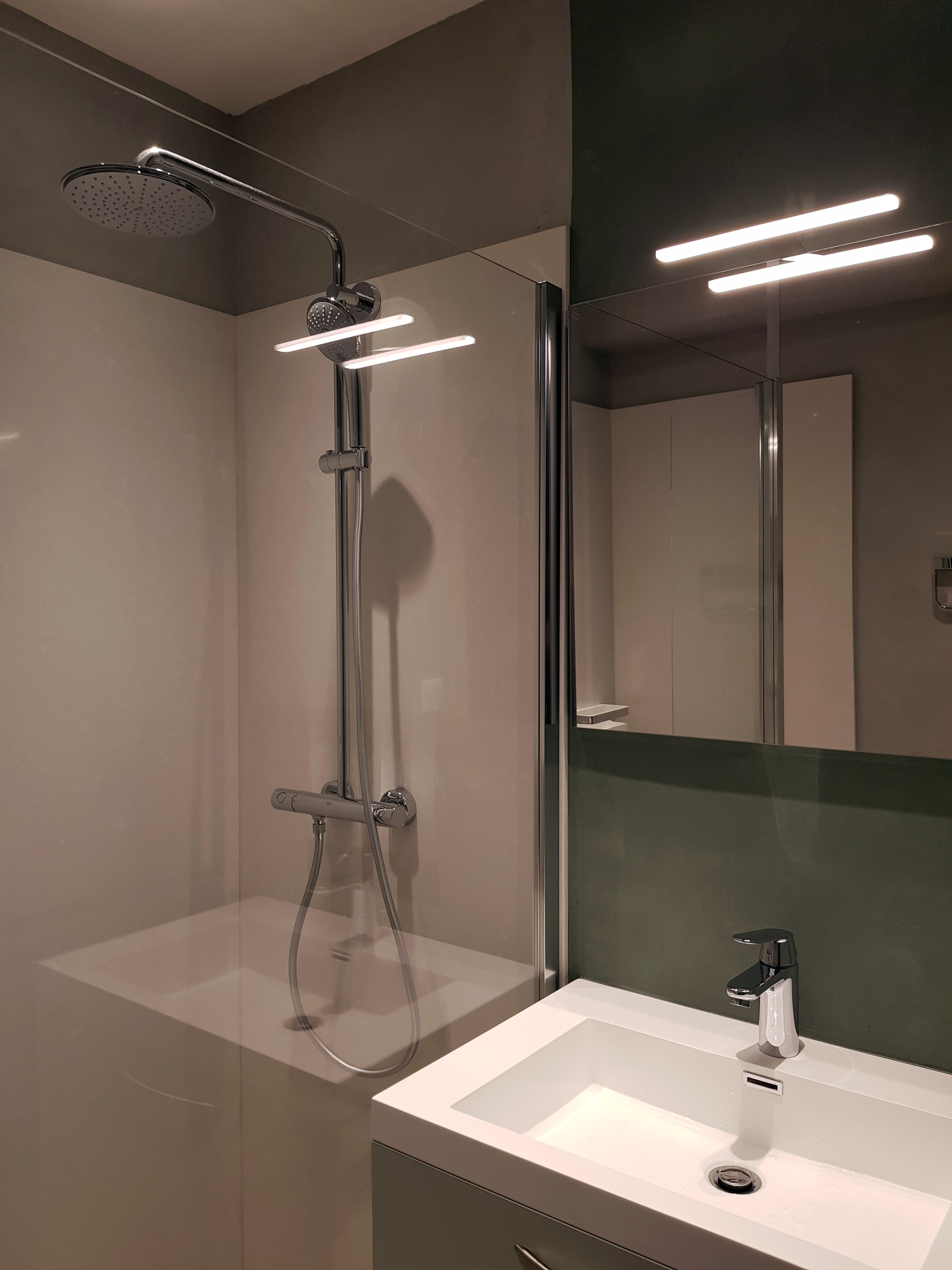 Douche à l’italienne en pierre Modom