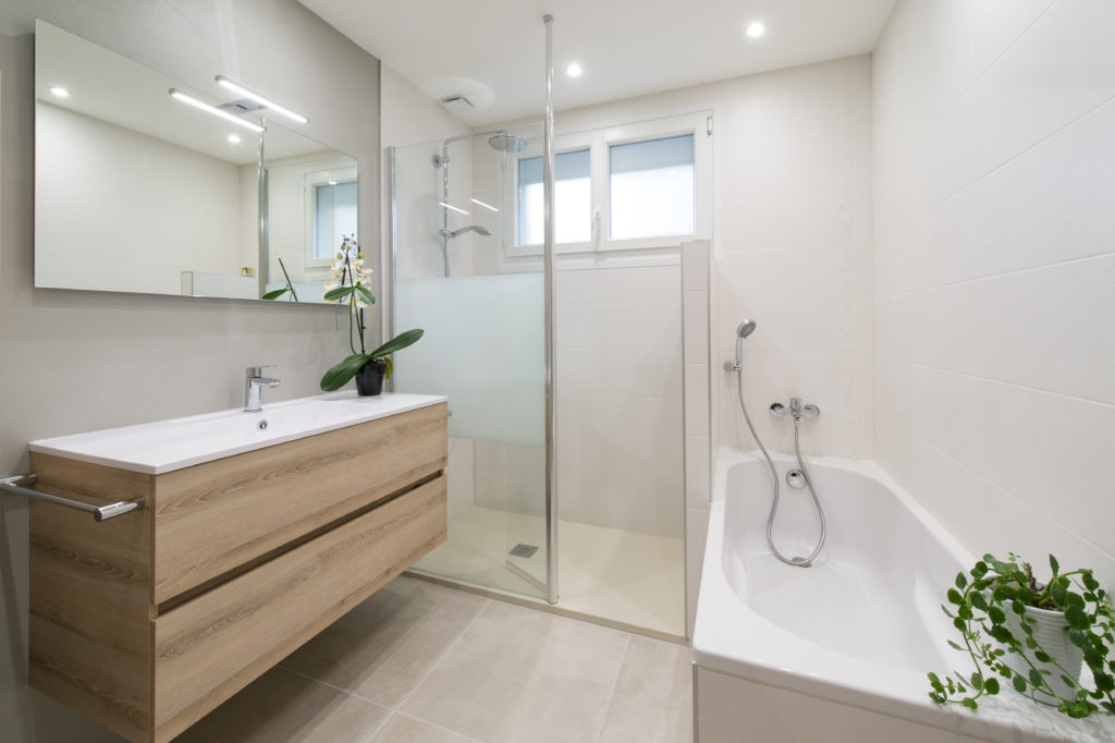 Petite Salle De Bain Avec Douche Et Baignoire www.modom.fr